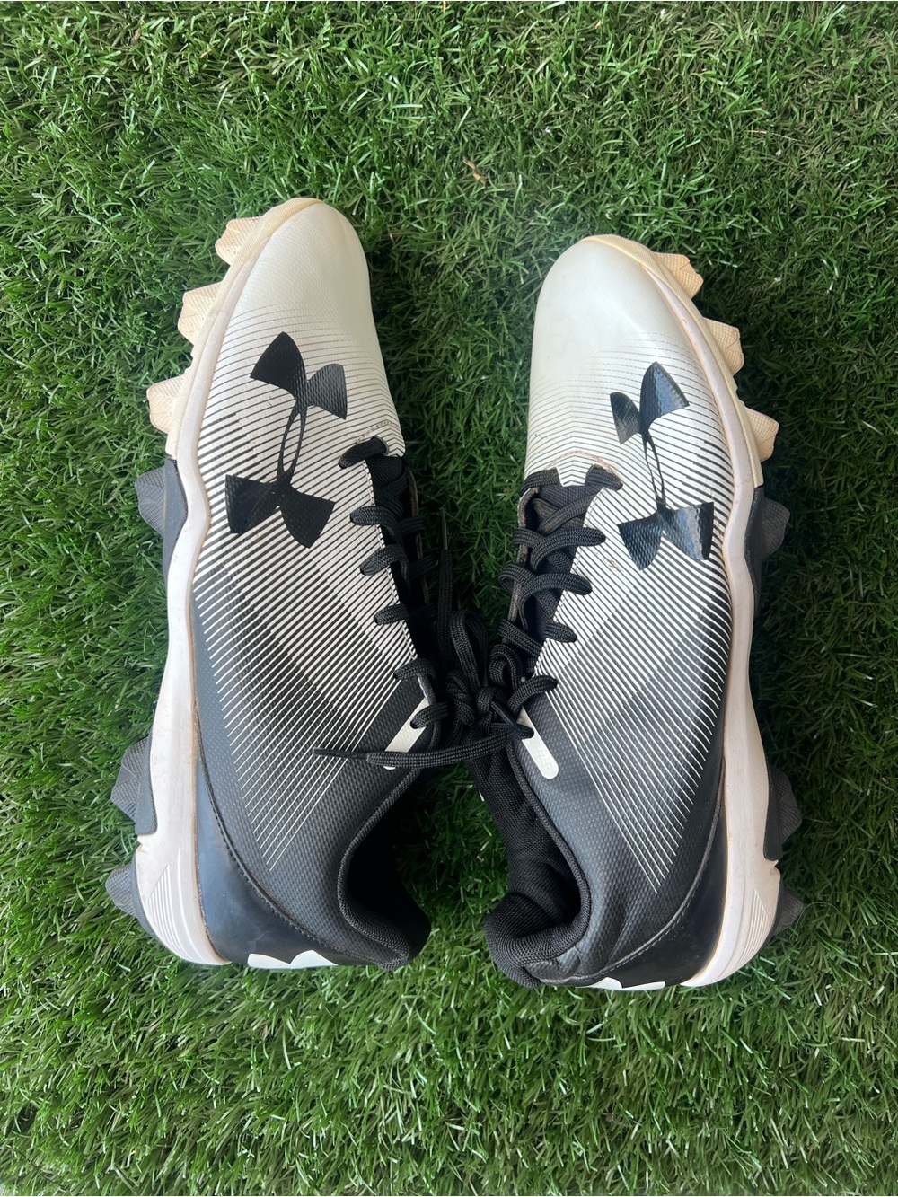 Under Armour Men’s Black & White Baseball Cleats Size 10.5